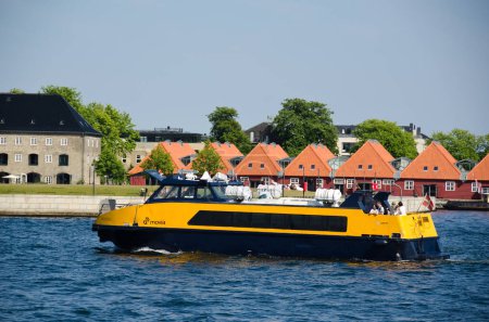 Téléchargez les photos : Bus portuaire de Copenhague sur fond de nature - en image libre de droit