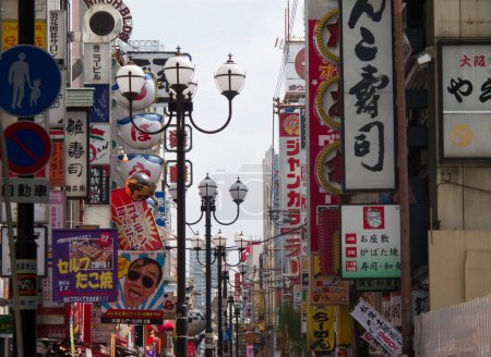 Téléchargez les photos : Vue typique sur la rue à Osaka, Japon - en image libre de droit