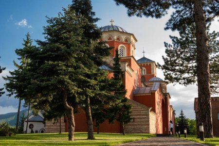 Téléchargez les photos : Serbie Monastère de Zica par temps ensoleillé - en image libre de droit