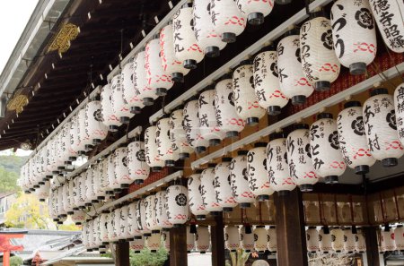 Téléchargez les photos : Rangées de lanternes japonaises dans un sanctuaire - en image libre de droit