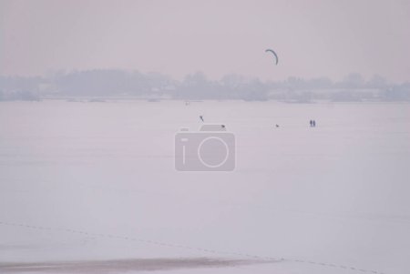 Foto de Kitesurfistas en el lago en invierno - Imagen libre de derechos