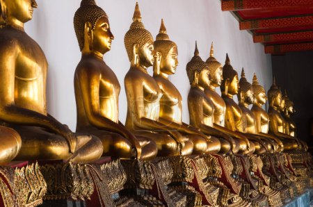 Téléchargez les photos : Rangée de statues de Bouddha - en image libre de droit