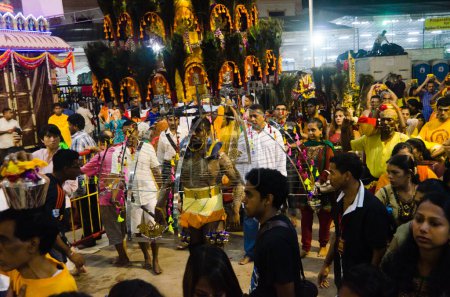 Téléchargez les photos : Singapour, le 7 février 2012. Un porteur de kavadi commence sa promenade dans le festival annuel de Thaipusam. - en image libre de droit