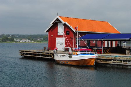 Téléchargez les photos : Nevlunghavn ville au bord de la mer en Norvège - en image libre de droit