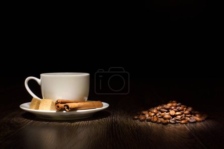 Foto de Granos de café y taza blanca - Imagen libre de derechos