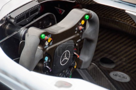 Téléchargez les photos : Volant de Mercedes Formule 1 - en image libre de droit