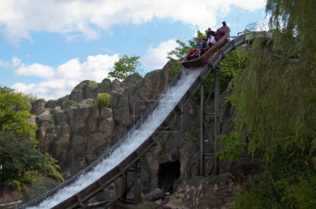 Téléchargez les photos : Glissière d'eau au parc d'attractions - en image libre de droit
