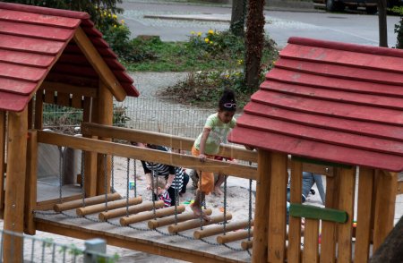Foto de Chicas felices divirtiéndose en un parque infantil - Imagen libre de derechos