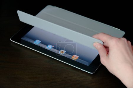 Téléchargez les photos : Un iPad2 Wi-Fi noir avec Smart Cover gris - en image libre de droit
