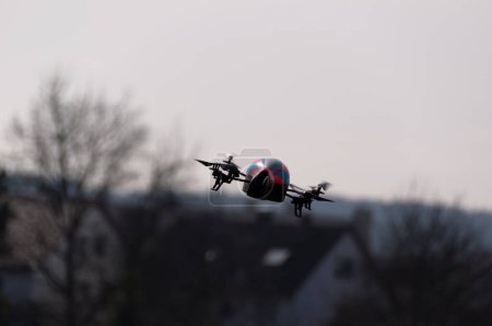 Téléchargez les photos : Piloter le AR DRONE Quadcopter à Stuttgart, Allemagne - en image libre de droit
