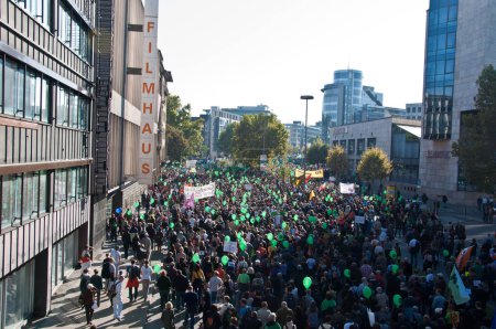 Téléchargez les photos : Stuttgart - 09 octobre 2010 : Manifestation contre le projet S21 - en image libre de droit