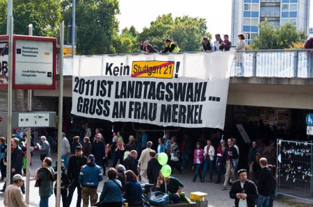 Téléchargez les photos : STUTTGART - 18 SEPTEMBRE 2010 : Manifestation contre le projet S21 de déplacer la station principale sous terre à Stuttgart, Allemagne - en image libre de droit