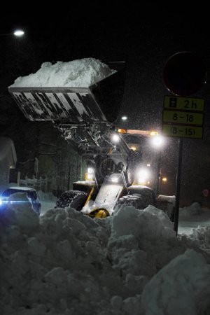 Téléchargez les photos : Hiver nuit vue sur beaucoup de neige - en image libre de droit