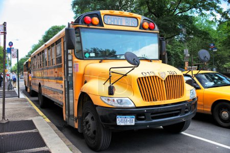 Téléchargez les photos : New York Taxi and school bus - en image libre de droit