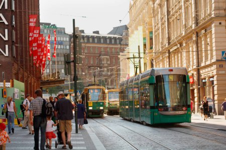 Foto de Helsinki - el tranvía y la gente en la calle - Imagen libre de derechos