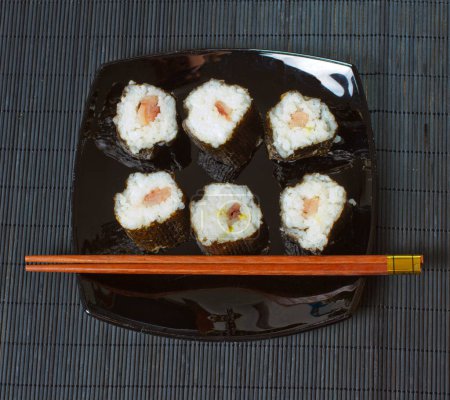 Téléchargez les photos : Des sushi. Savoureux concept japonais de fruits de mer - en image libre de droit
