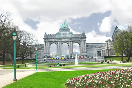 Téléchargez les photos : Cinquantennaire Park à Bruxelles au printemps - en image libre de droit
