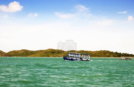 Téléchargez les photos : Bateau ferry en bois dans la mer - en image libre de droit