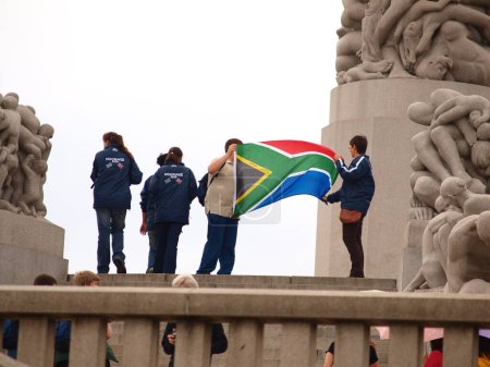 Téléchargez les photos : Peuple avec le drapeau national de l'Afrique du Sud - en image libre de droit