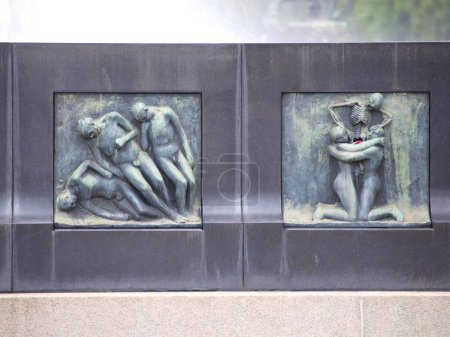 Téléchargez les photos : Sculpture with dead people in the city - en image libre de droit