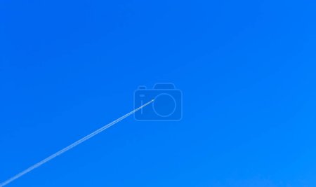 Foto de Avión volador en el cielo azul - Imagen libre de derechos