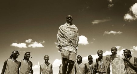 Téléchargez les photos : Sauts traditionnels africains sur le terrain, noir et blanc - en image libre de droit