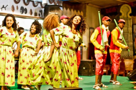 Foto de Danza cultural etíope en el escenario - Imagen libre de derechos