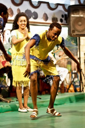 Téléchargez les photos : Danse culturelle éthiopienne sur scène - en image libre de droit