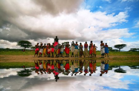 Foto de Africanos Saltos tradicionales en el campo - Imagen libre de derechos