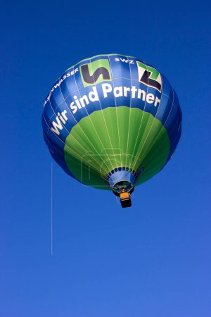 Téléchargez les photos : Ballon à air chaud coloré en vol - en image libre de droit