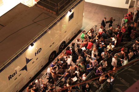 Téléchargez les photos : "Les gens attendent l'annonce des gagnants au Festival de Venise" - en image libre de droit