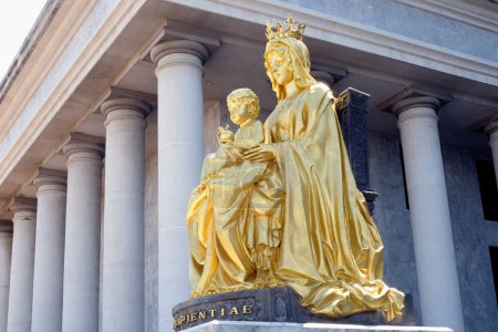 Téléchargez les photos : Vierge Marie d'or avec l'enfant Jésus - en image libre de droit