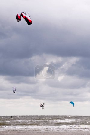 Foto de Actividad de kitesurf. Ocio activo en verano - Imagen libre de derechos