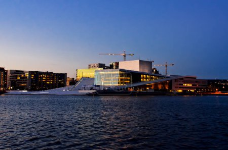 Téléchargez les photos : Vue de l'opéra au crépuscule - en image libre de droit