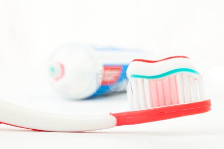 Foto de Cepillo de dientes rojo con pasta de dientes - Imagen libre de derechos