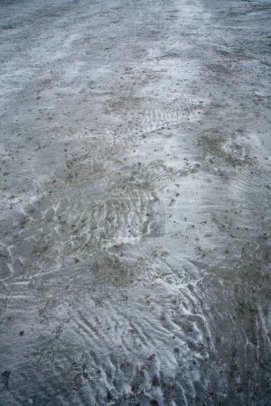 Téléchargez les photos : Surface d'eau gelée en hiver avec neige - en image libre de droit