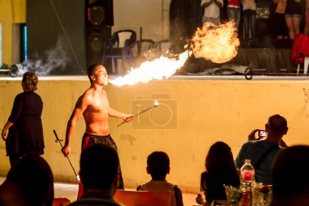 Téléchargez les photos : Spectacle de respiration au feu réalisé par un homme - en image libre de droit