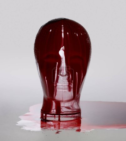 Foto de Cabeza de cristal sangriento sobre fondo blanco - Imagen libre de derechos