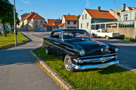 Téléchargez les photos : Réunion de voiture dans Halden ville (1954 Ford Custom Line) - en image libre de droit