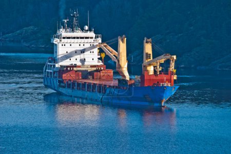 Téléchargez les photos : Grand navire dans ringdalsfjord - en image libre de droit