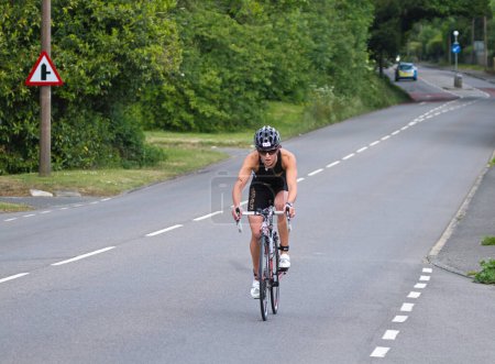 Téléchargez les photos : Femme Triathlète Cyclisme en plein air - en image libre de droit