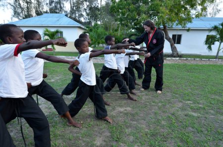 Foto de Niños africanos entrenando al aire libre - Imagen libre de derechos