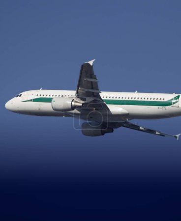 Foto de Avión de pasajeros en el cielo. - Imagen libre de derechos