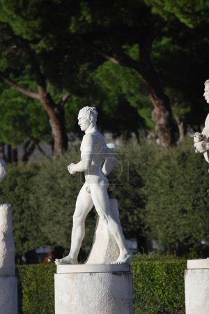 Téléchargez les photos : Statues dans le parc - en image libre de droit