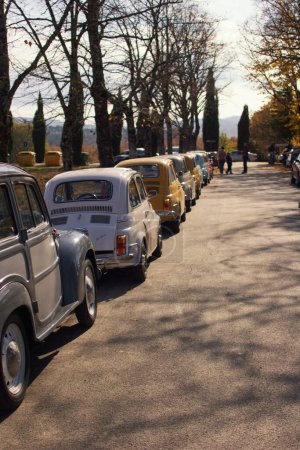 Foto de Filas de los coches a la antigua en la calle - Imagen libre de derechos
