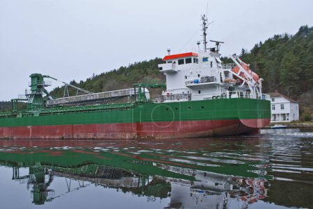 Foto de Buque de carga en ringdalsfjord - Imagen libre de derechos