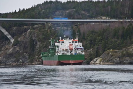 Téléchargez les photos : Cargo en ringdalsfjord - en image libre de droit
