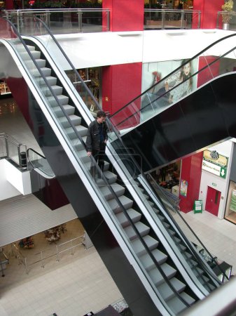 Foto de Cruzar escaleras mecánicas dentro del centro comercial - Imagen libre de derechos