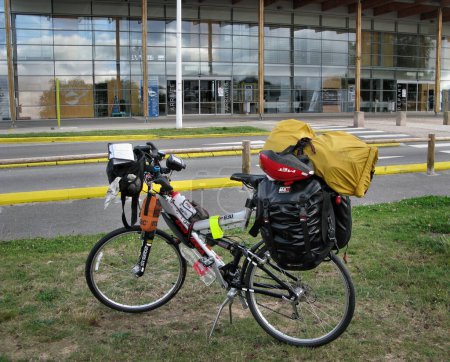 Téléchargez les photos : Tour bike heavy loaded ready for limoges to barcelona trip - en image libre de droit