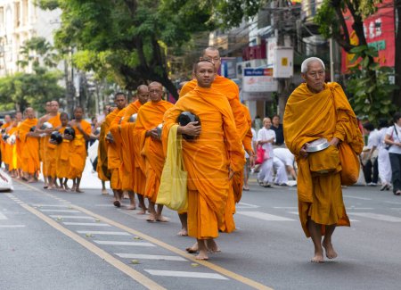 Téléchargez les photos : Dons d'aumônes à Bangkok, Thaïlande - en image libre de droit